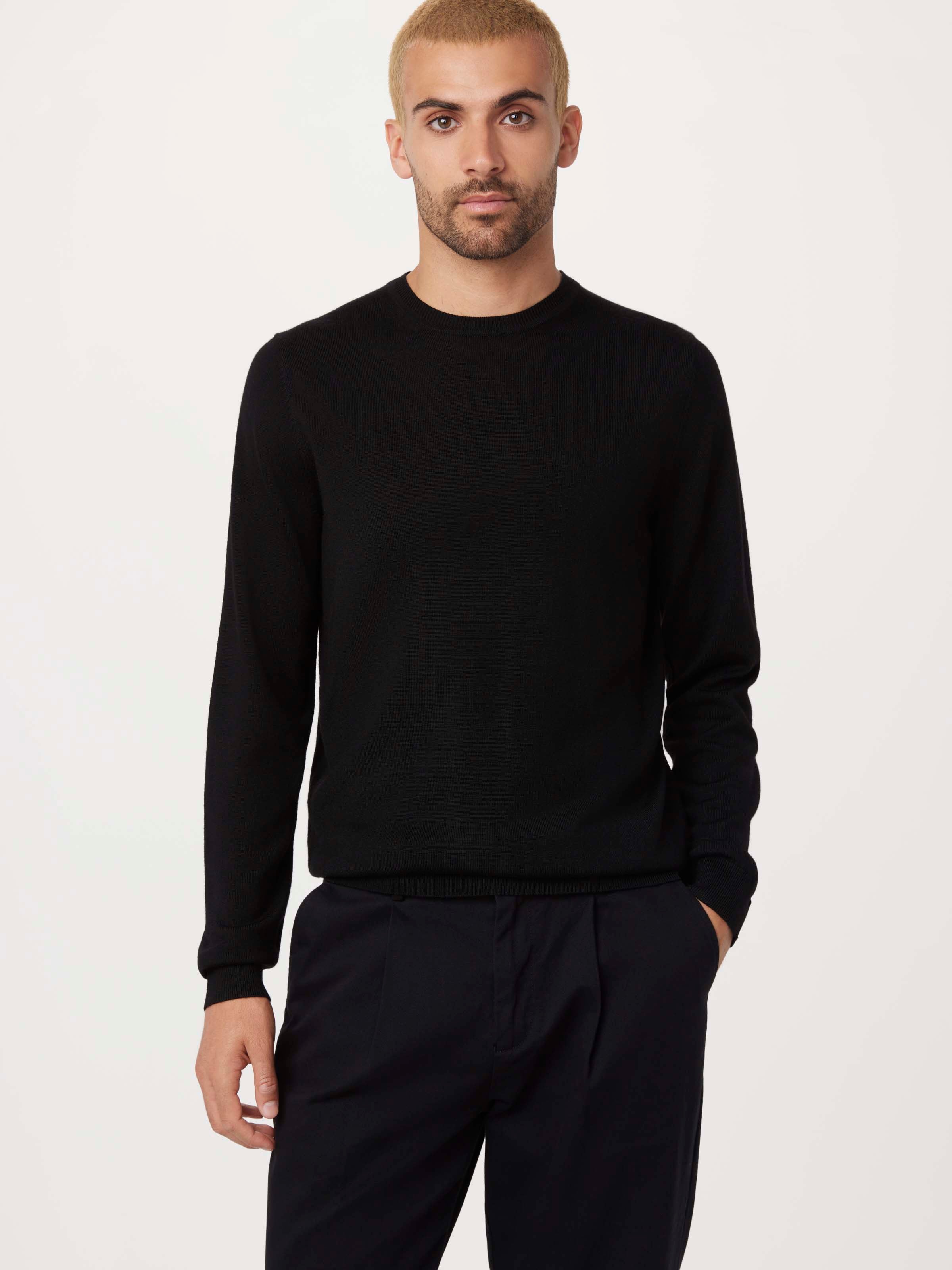 ブリーフィング　MERINO WOOL LOGO CREWNECK KNIT The Merino Crewneck Sweater in Black – Frank And Oak Canada