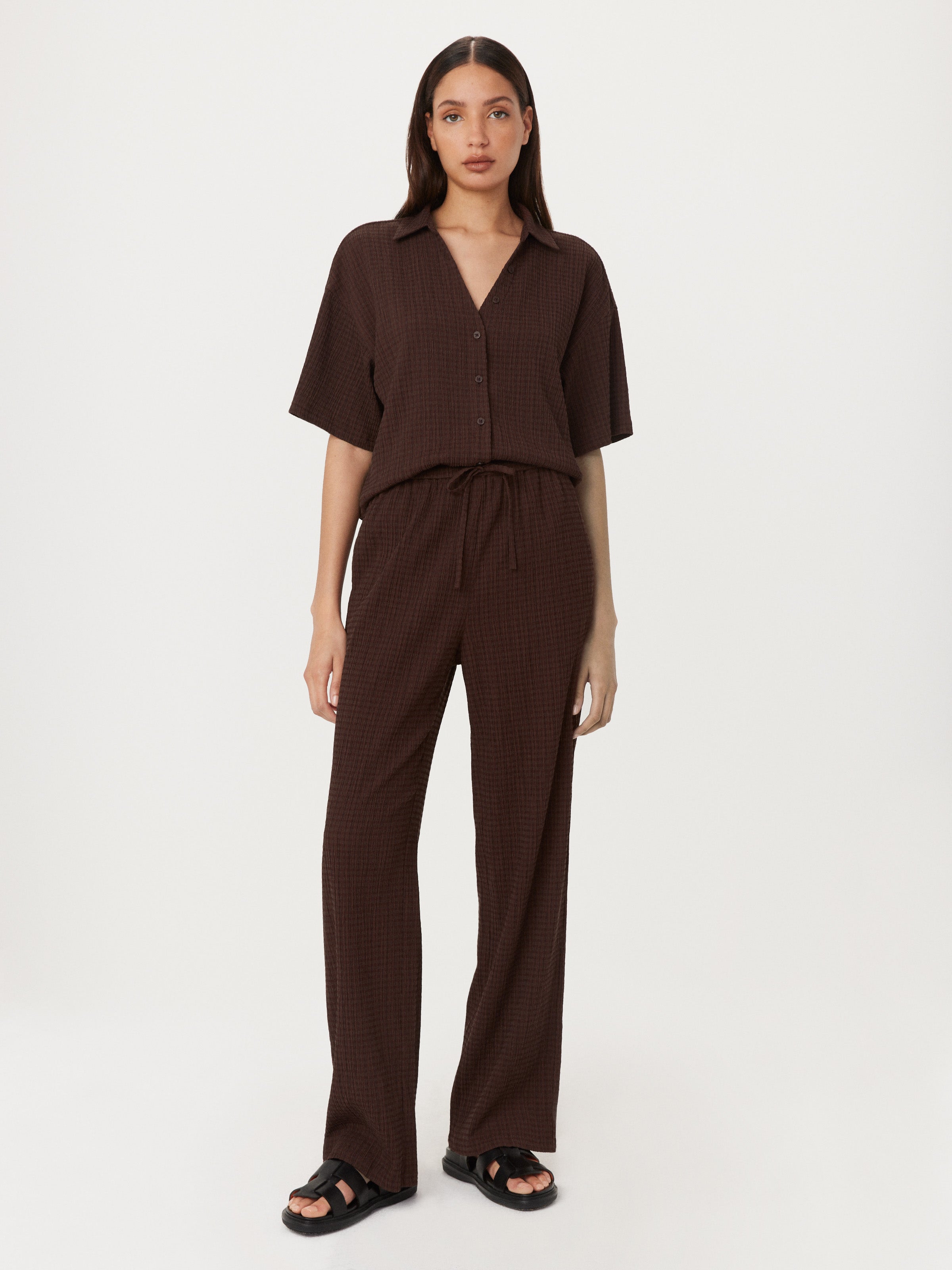 The Annie Textured Loose Pant in Mahogany